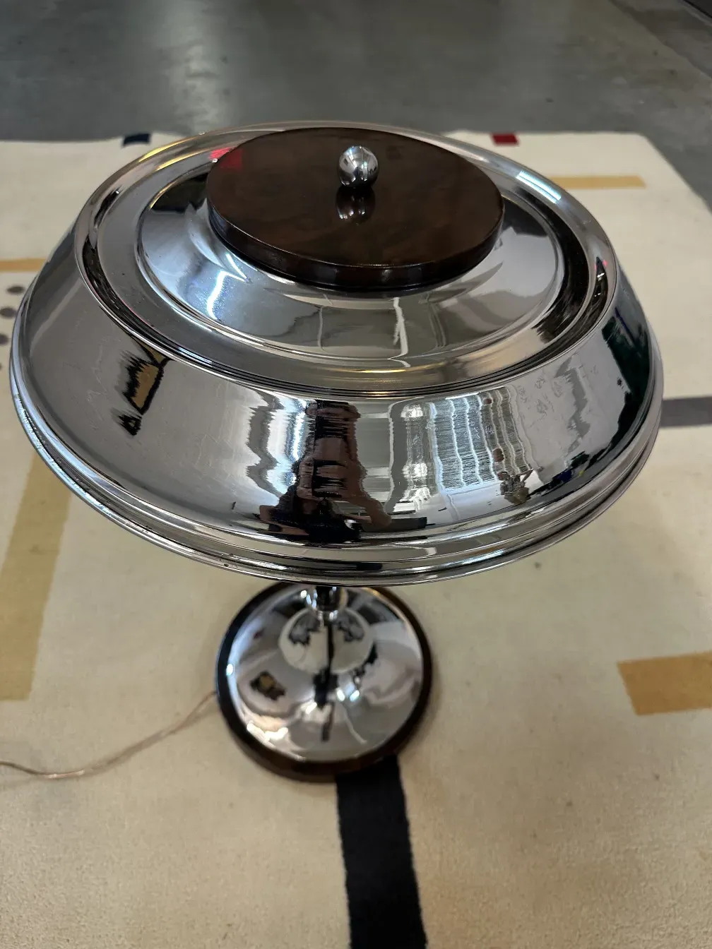 vue de dessus de deux lampes de table anciennes au fini brillant sur fond neutre