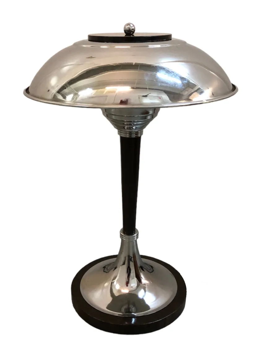 Lampes de table anciennes avec un design de base élégant, fonctionnelles.