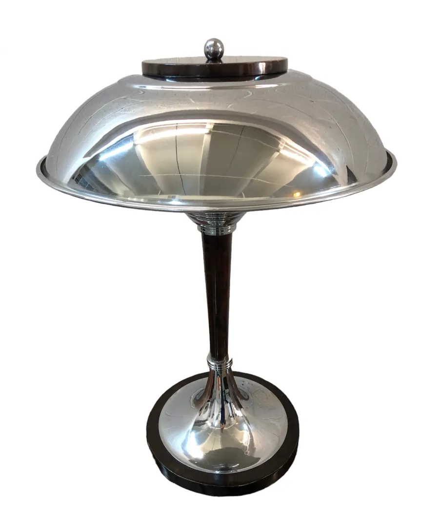 2 lâmpadas de mesa antigas com bases redondas e design elegante