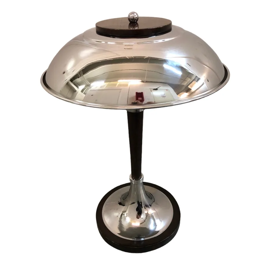 Set di 2 lampade da tavolo antiche con design classico e cupola brillante. Stile elegante con base che risalta nella decorazione.
