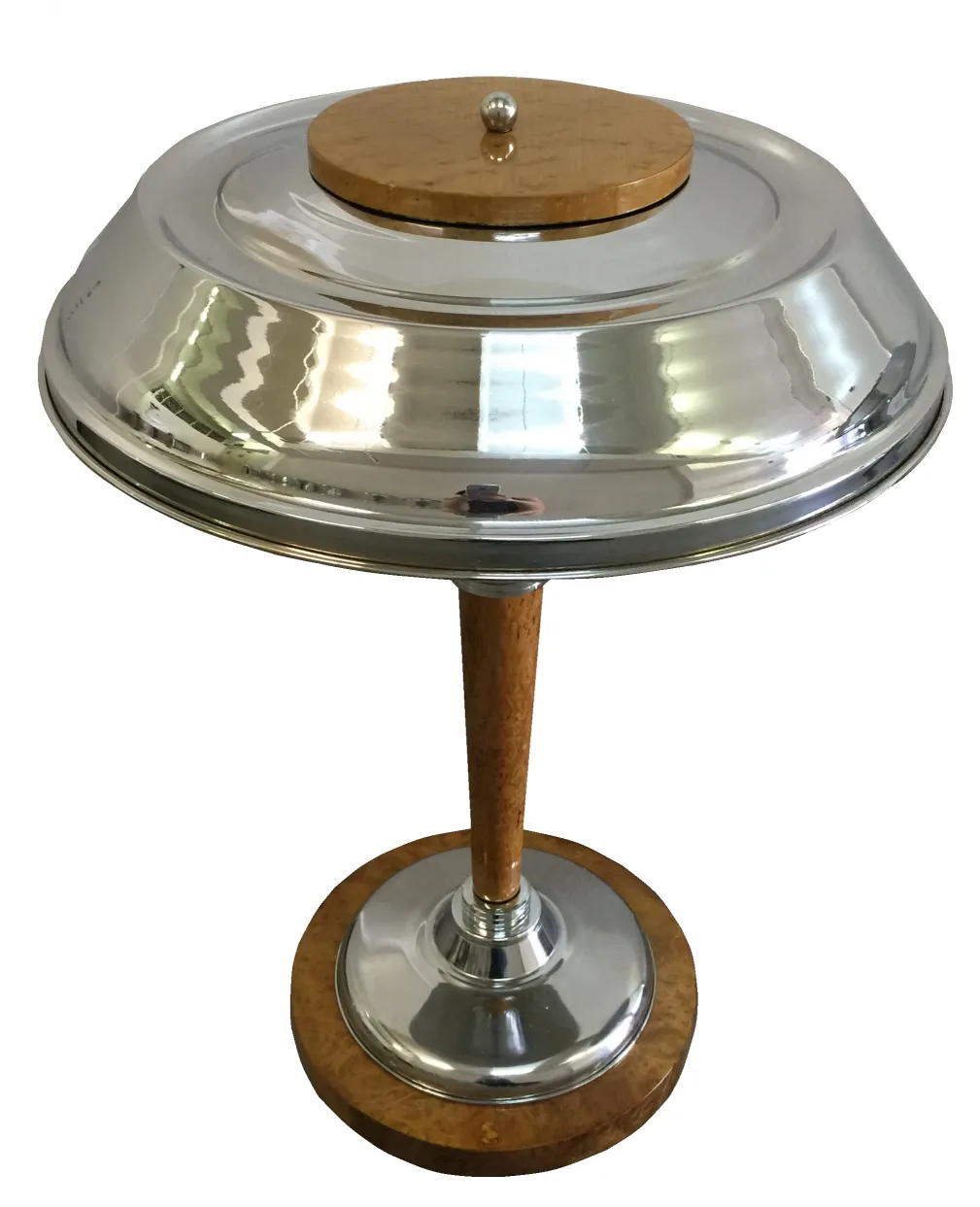 vista detallada de dos lámparas de mesa antiguas brillantes con bases decorativas