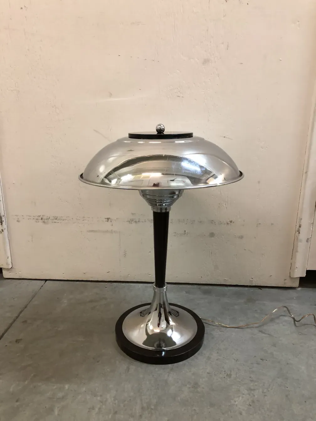 2 lampes de table anciennes avec finitions brillantes dans un cadre simple