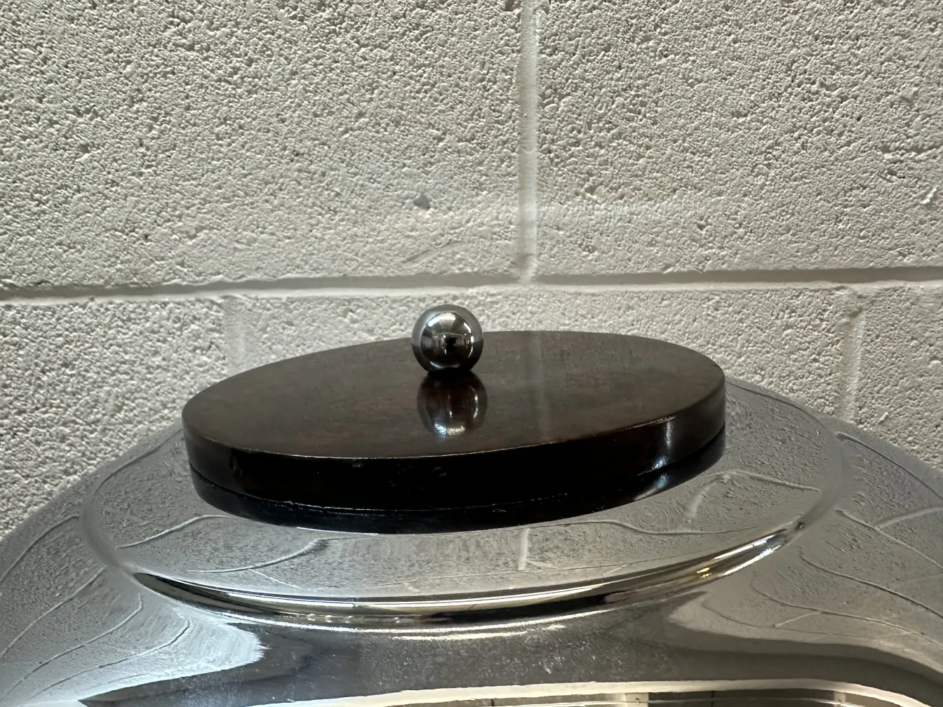 Due lampade da tavolo antiche con finitura lucida e sfera in cima.