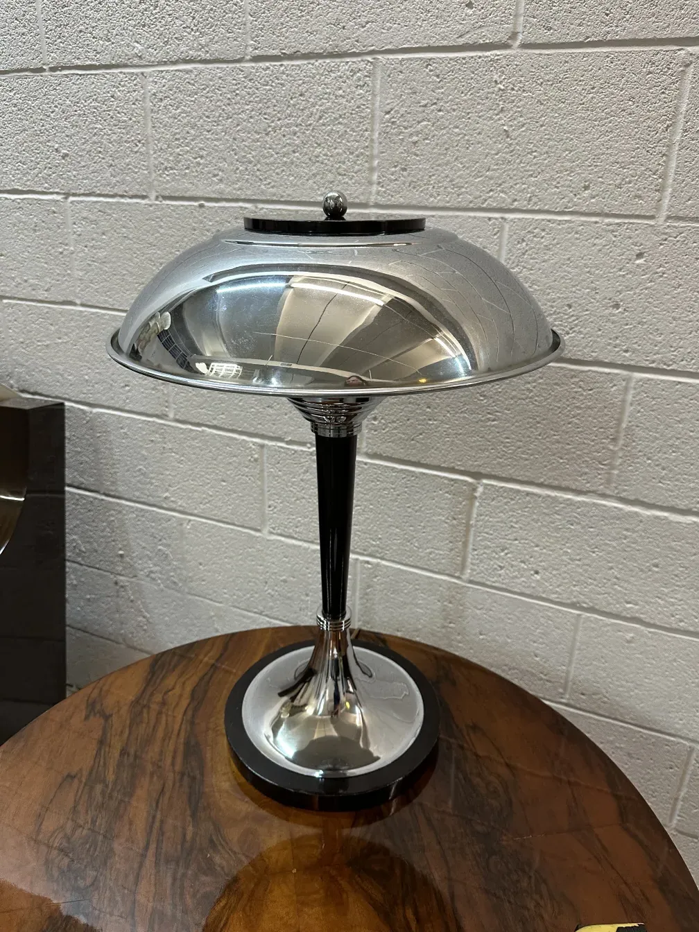 deux lampes de table anciennes avec une base brillante dans une ambiance chaleureuse