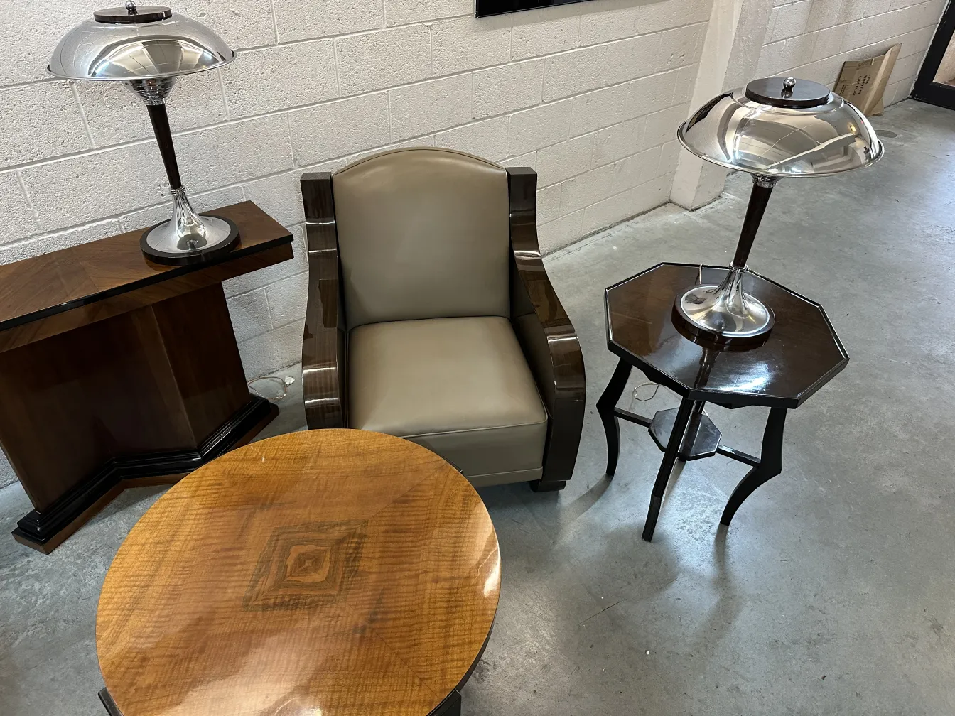 duas lâmpadas de mesa antigas elegantes em um ambiente aconchegante