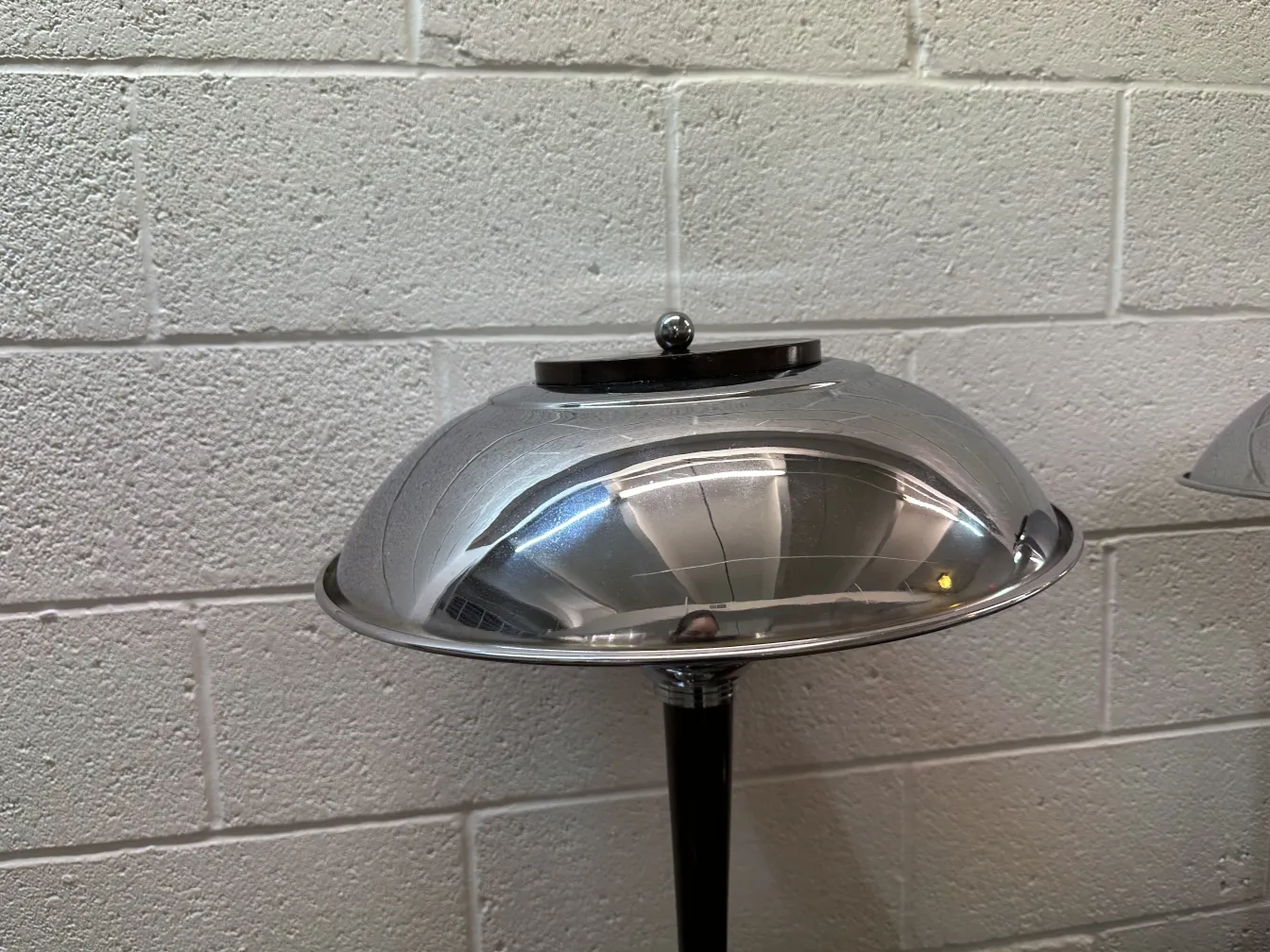 2 lampade da tavolo antiche con design rotondo e lucido