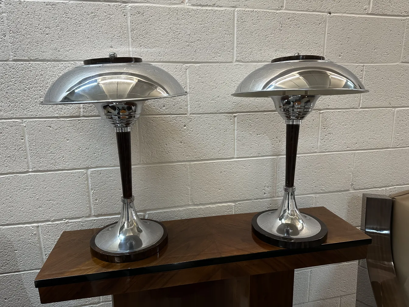 due lampade da tavolo antiche, eleganti e luminose, su un tavolo