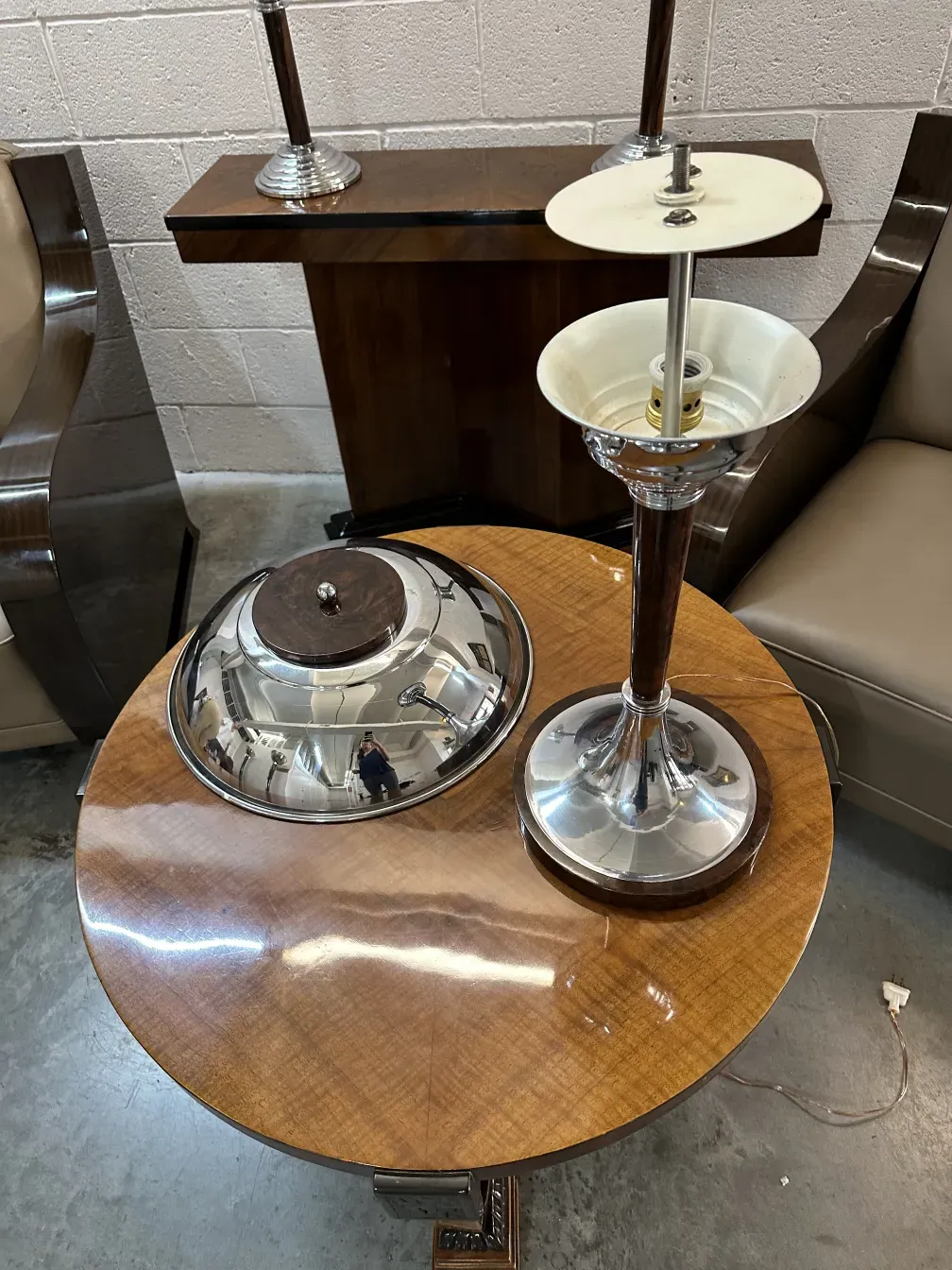 Due lampade da tavolo antiche con design elegante, ambientate in un contesto sobrio.