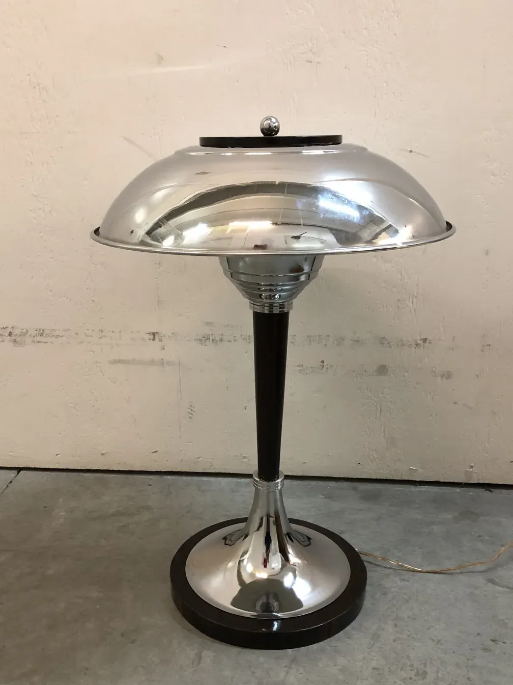 2 antigas lâmpadas de mesa com design elegante e base brilhante