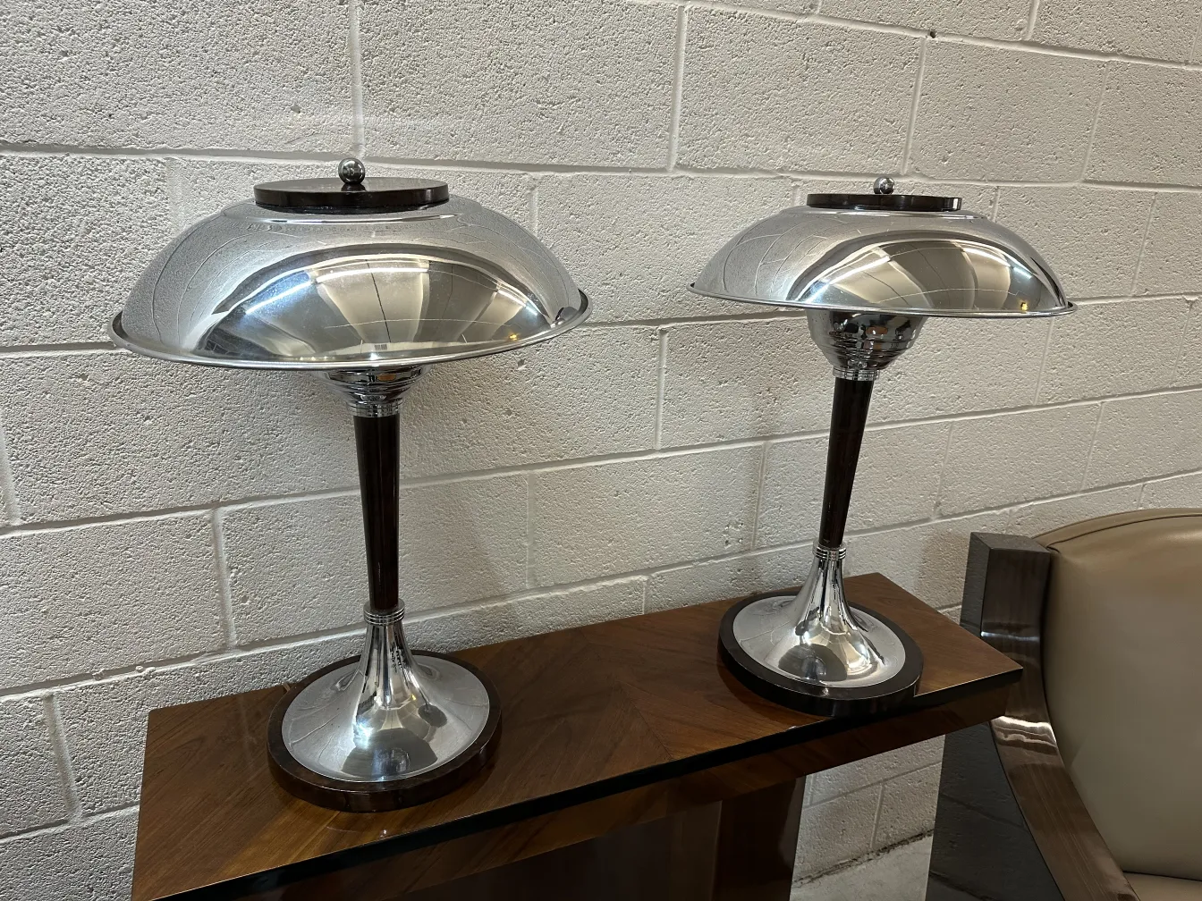 duas lampadas de mesa antigas com bases elegantes em um ambiente moderno