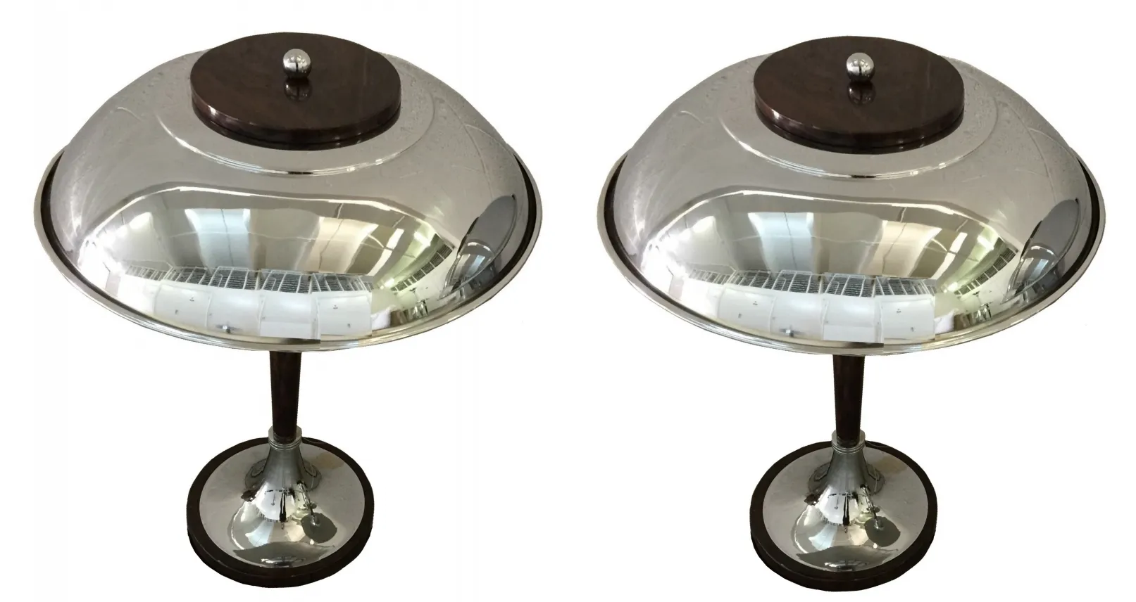 due lampade da tavolo antiche con base lucida e design sferico in un ambiente elegante