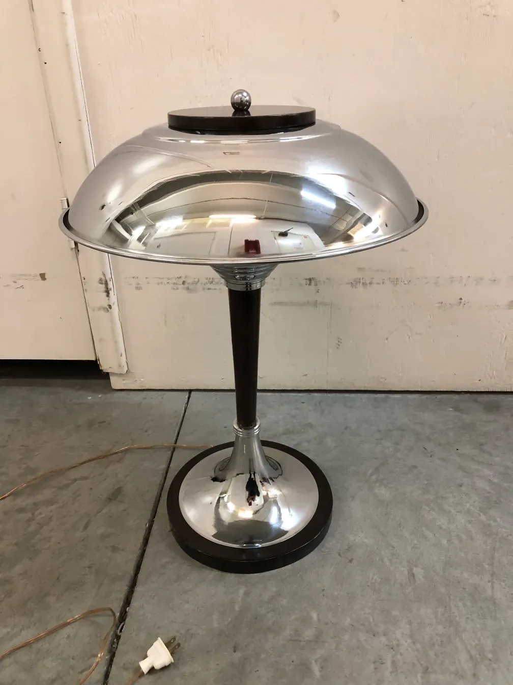 due lampade da tavolo antiche con base a specchio, ambiente moderno