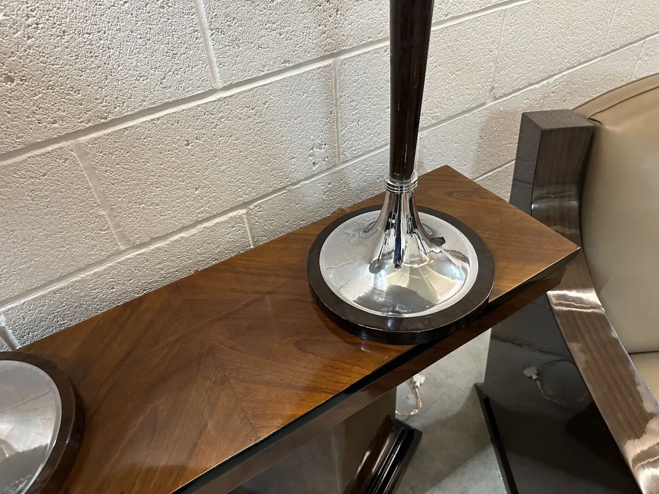 Набор из двух антикварных настольных ламп в современном интерьере.