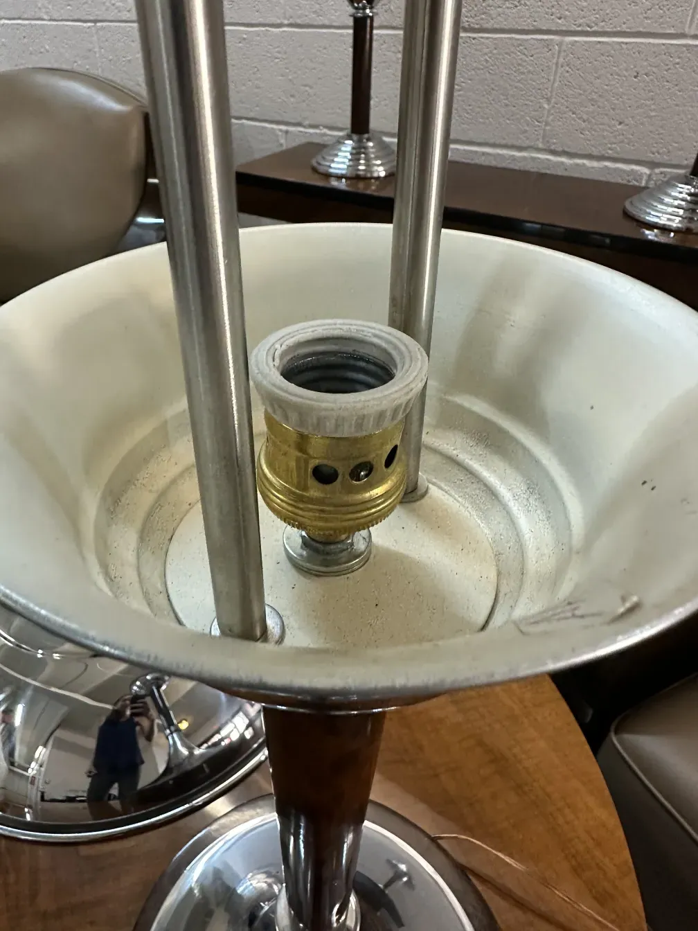 duas lâmpadas de mesa antigas com base única e cúpula, ambiente acolhedor