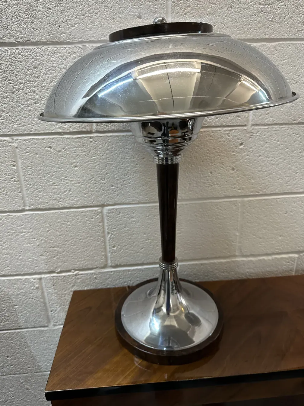 Dos lámparas de mesa antiguas con bases elegantes y modernas, instaladas en un entorno acogedor.