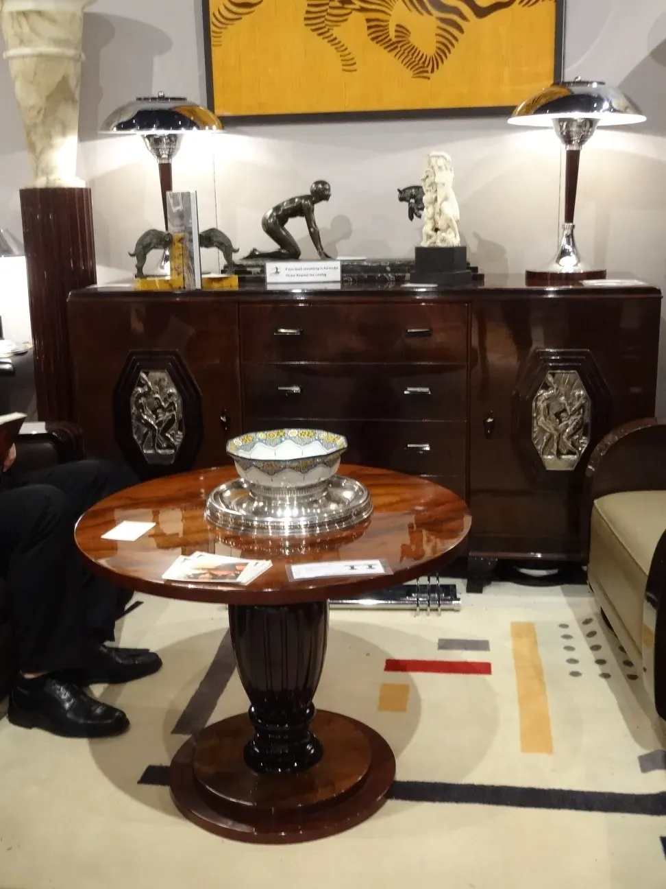 deux lampes de table anciennes dans un cadre élégant, avec des éléments décoratifs