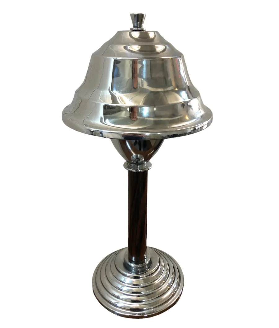 deux lampes de table antiques avec une base stylisée et un abat-jour brillant dans une pièce