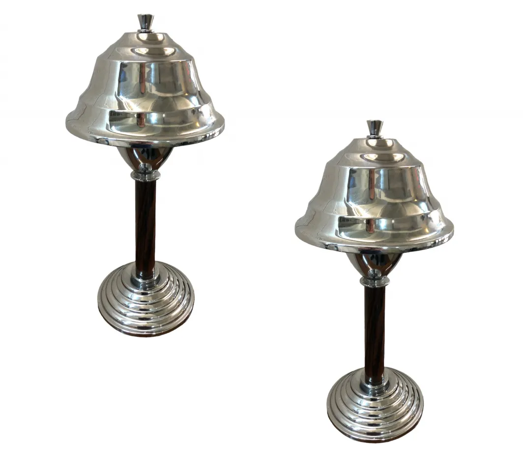 Ensemble de deux lampes de table anciennes au design élégant et base stylée, embellissant un environnement chaleureux.