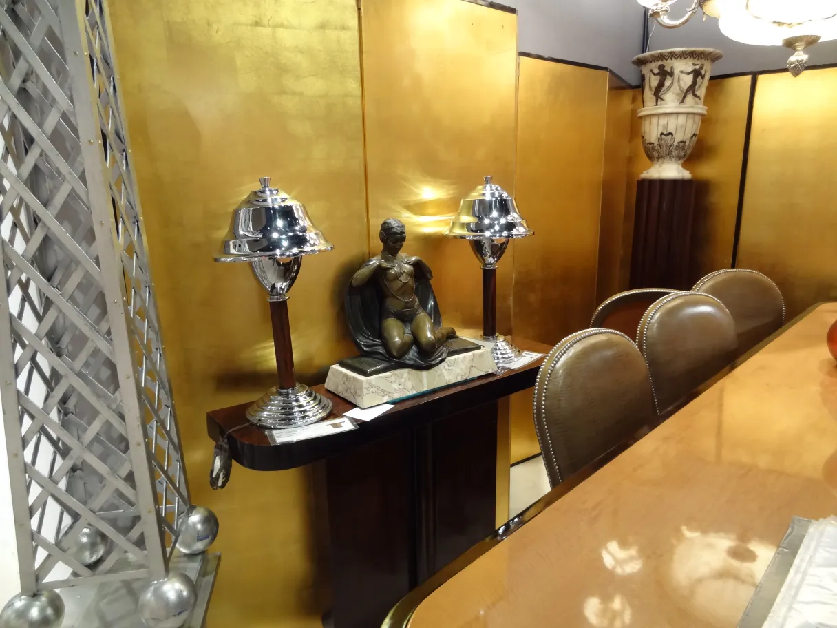 deux lampes de table anciennes à côté d'une figurine décorative dans un environnement élégant