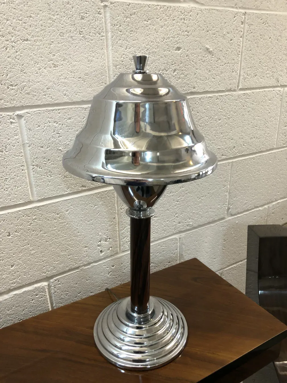 due lampade da tavolo antiche con base scura e dettagli lucidi