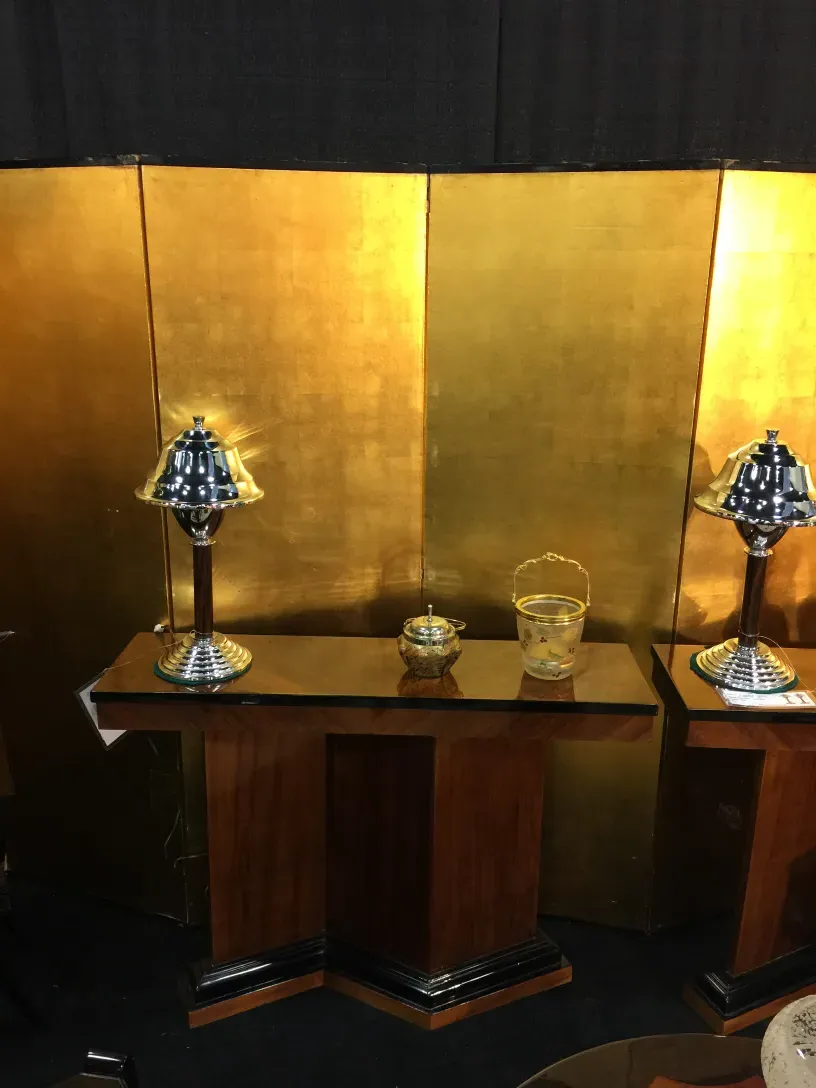 Lampes de table anciennes avec détails décoratifs dans un cadre élégant