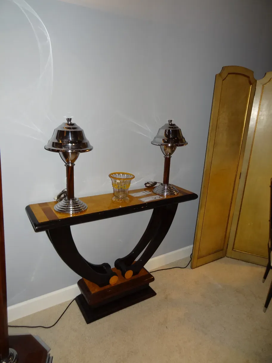两盏古董檯燈，具有装饰设计