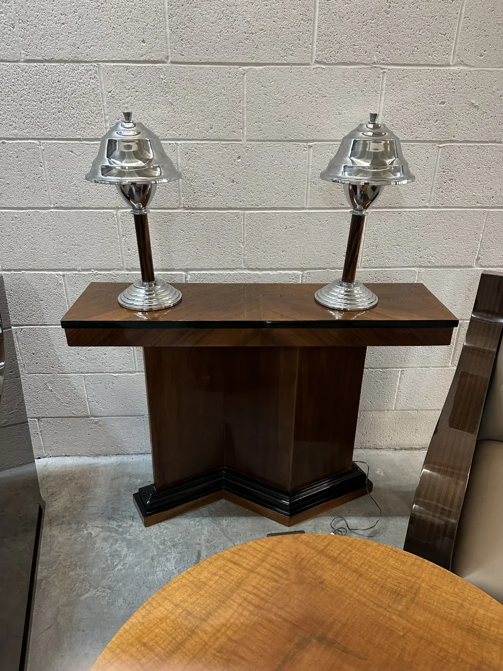 duas antigas lampadas de mesa com bases clássicas, design elegante, atmosfera acolhedora.