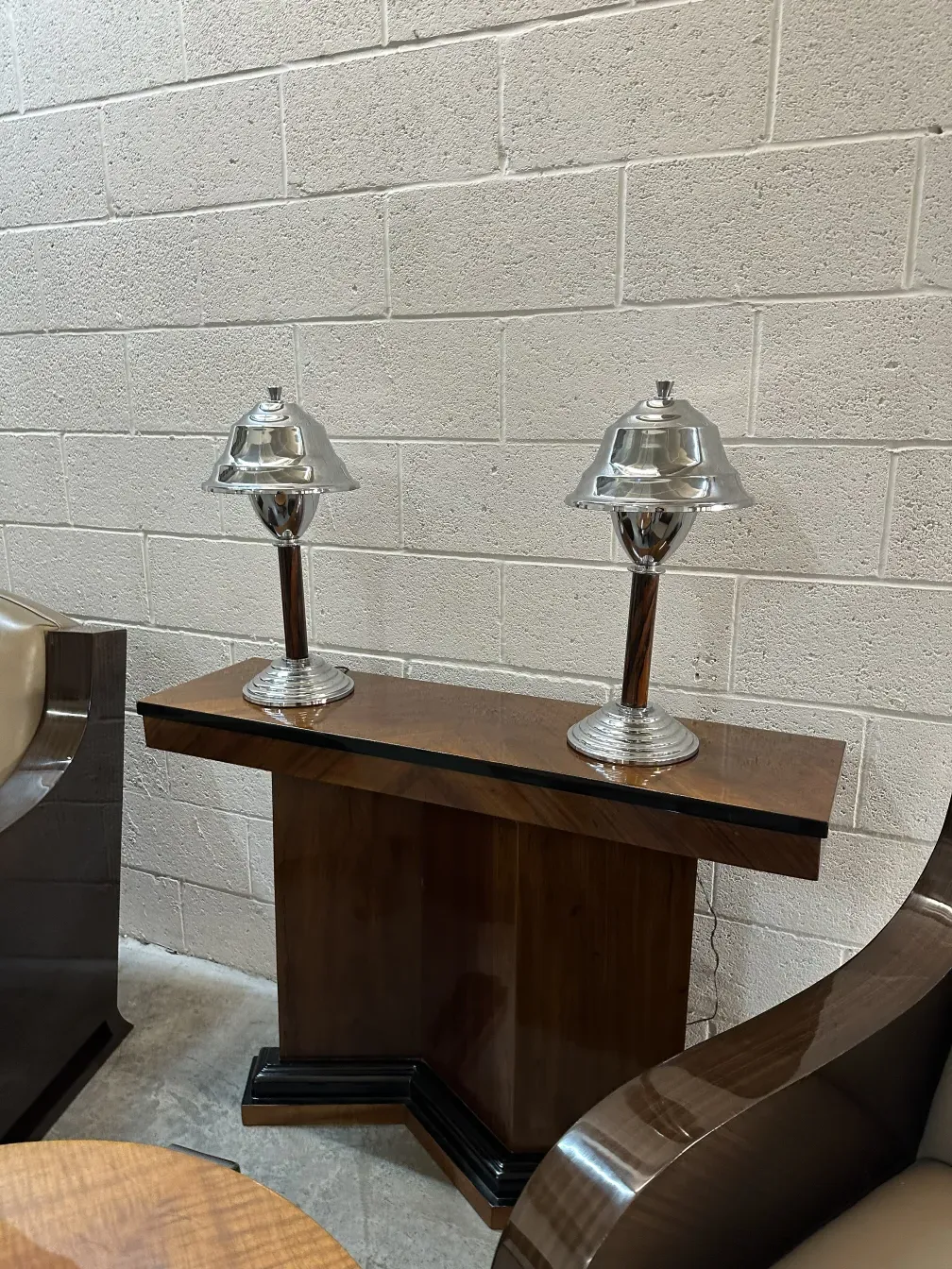 Dos lámparas de mesa antiguas, elegantes y brillantes, sobre una mesa