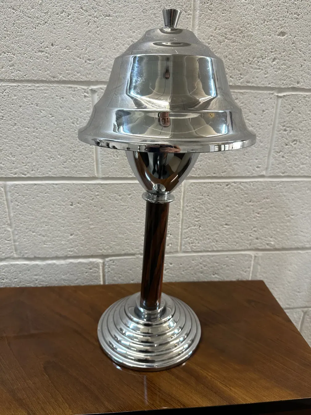 due lampade da tavolo antiche con design decorativo