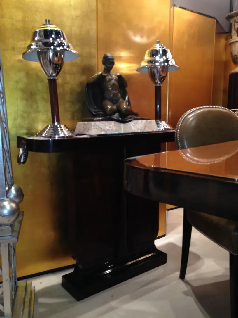 dos lámparas de mesa antiguas con detalles elegantes en la base