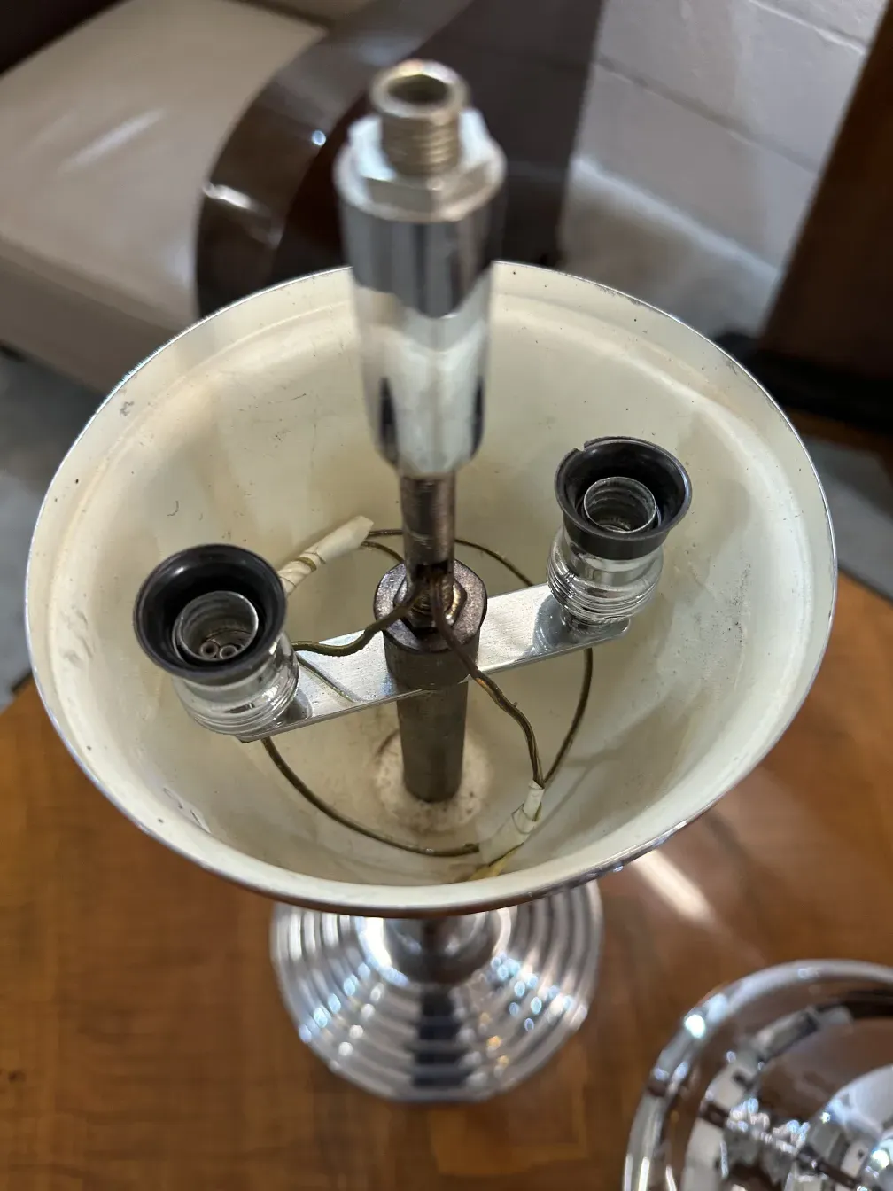 visão superior de 2 lâmpadas de mesa antigas com detalhes