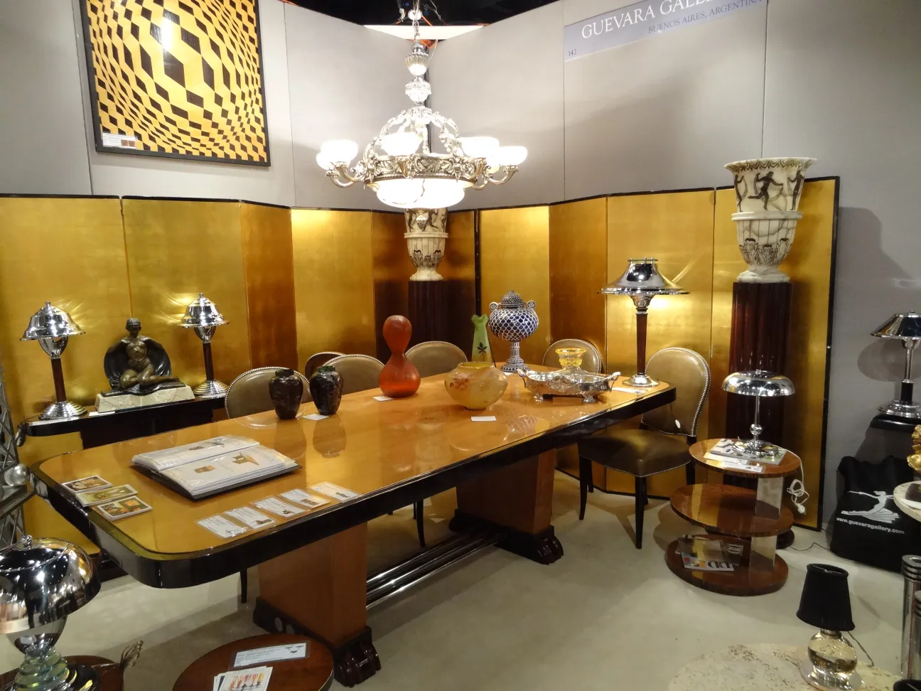 deux lampes de table anciennes dans un cadre d'exposition