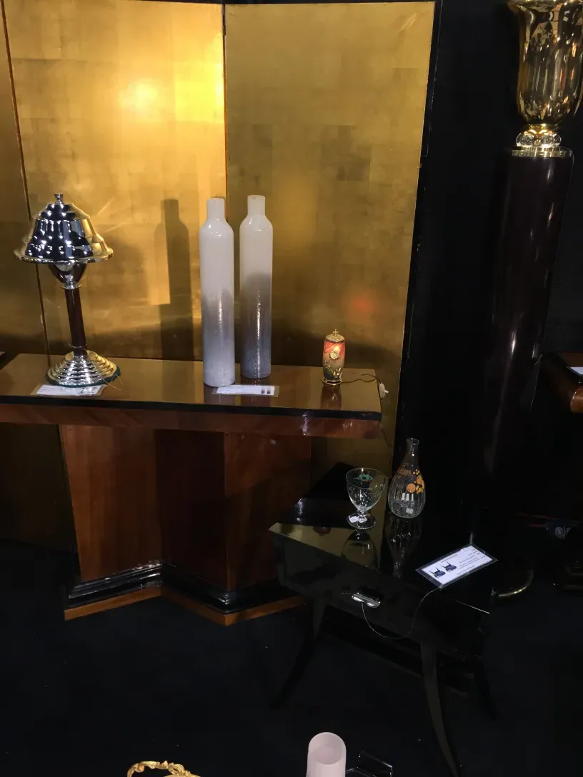 Dos lámparas de mesa antiguas con detalles sofisticados en un ambiente elegante.