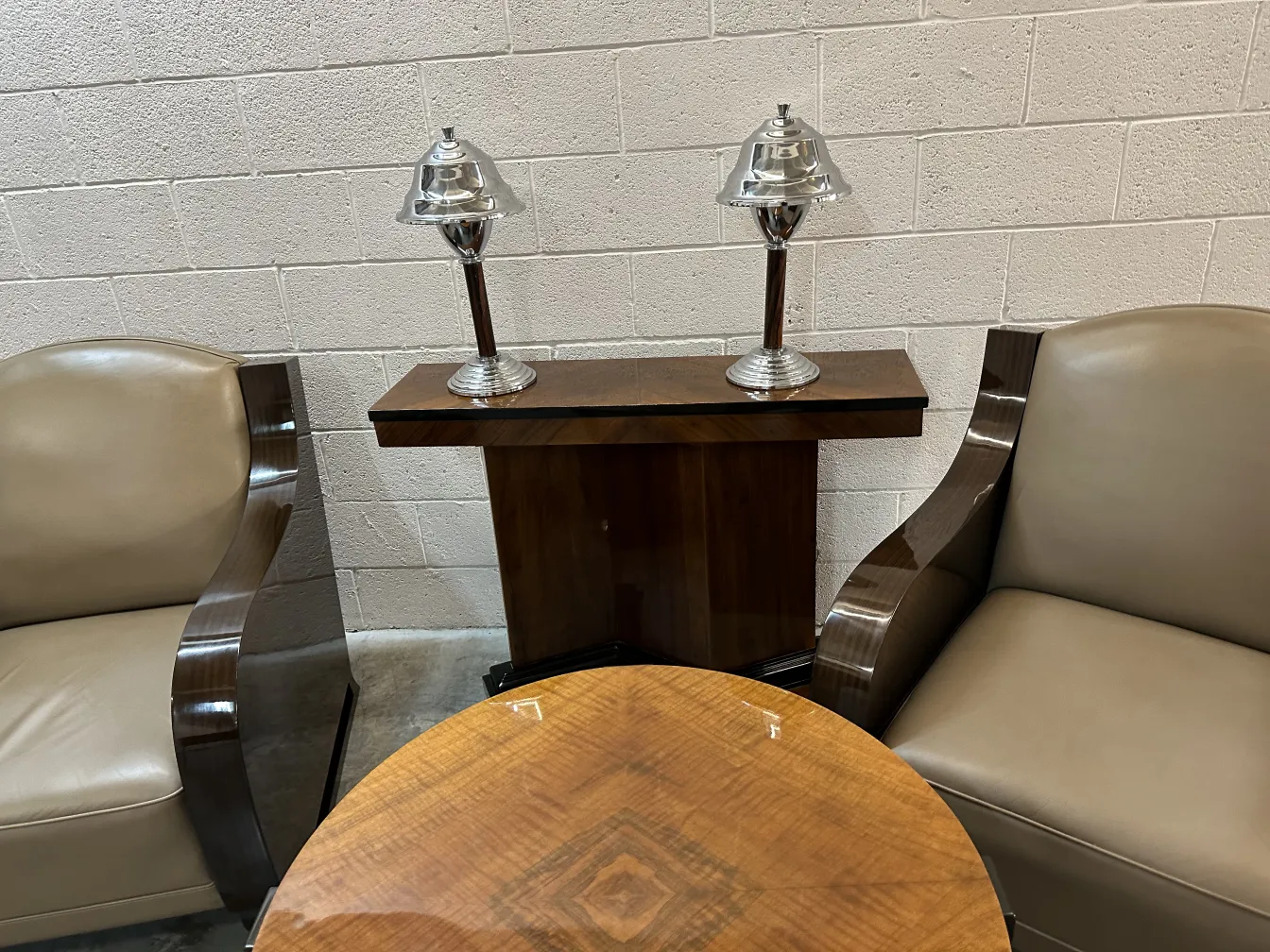 View of two antique table lamps with an elegant design, surrounded by a cozy atmosphere