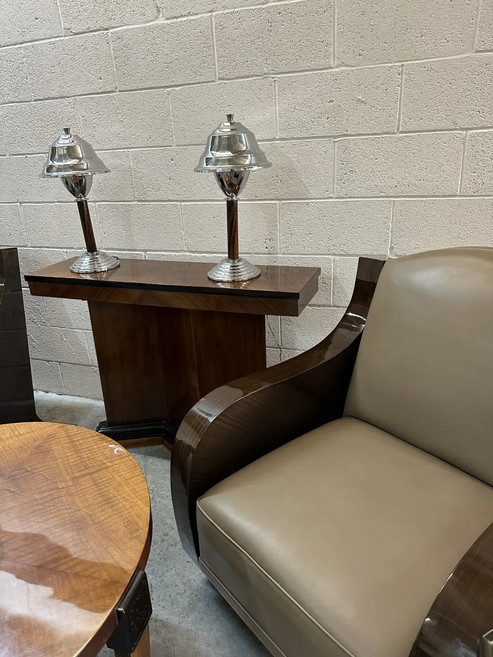 duas lampadas de mesa antigas com acabamento brilhante em uma mesa.