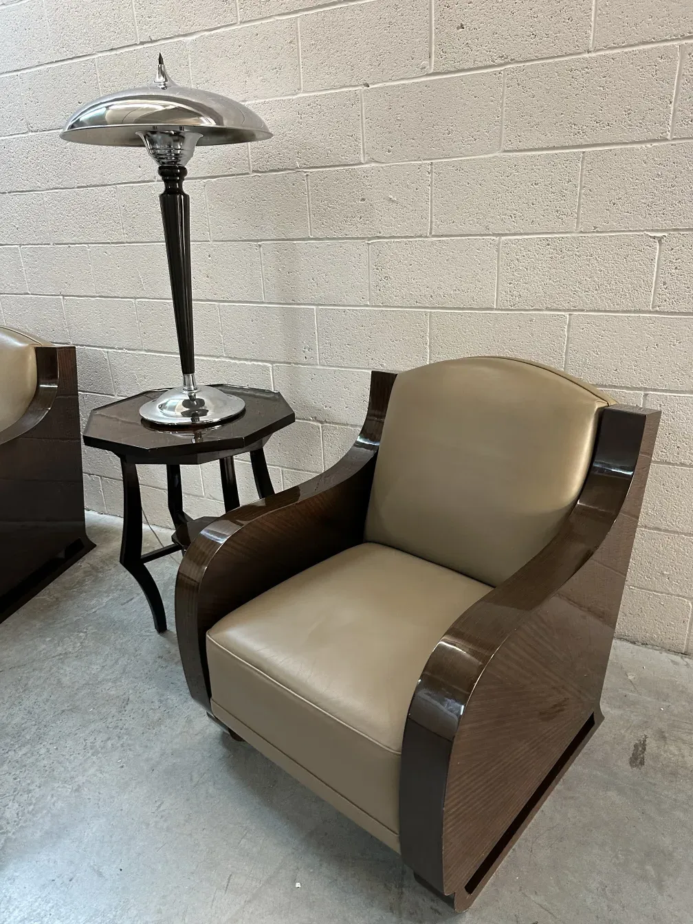 Conjunto de 2 lámparas de mesa antiguas en un ambiente acogedor.