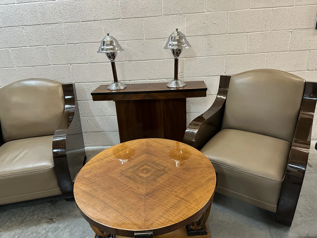 2 antique table lamps with shiny and elegant details in a contemporary setting