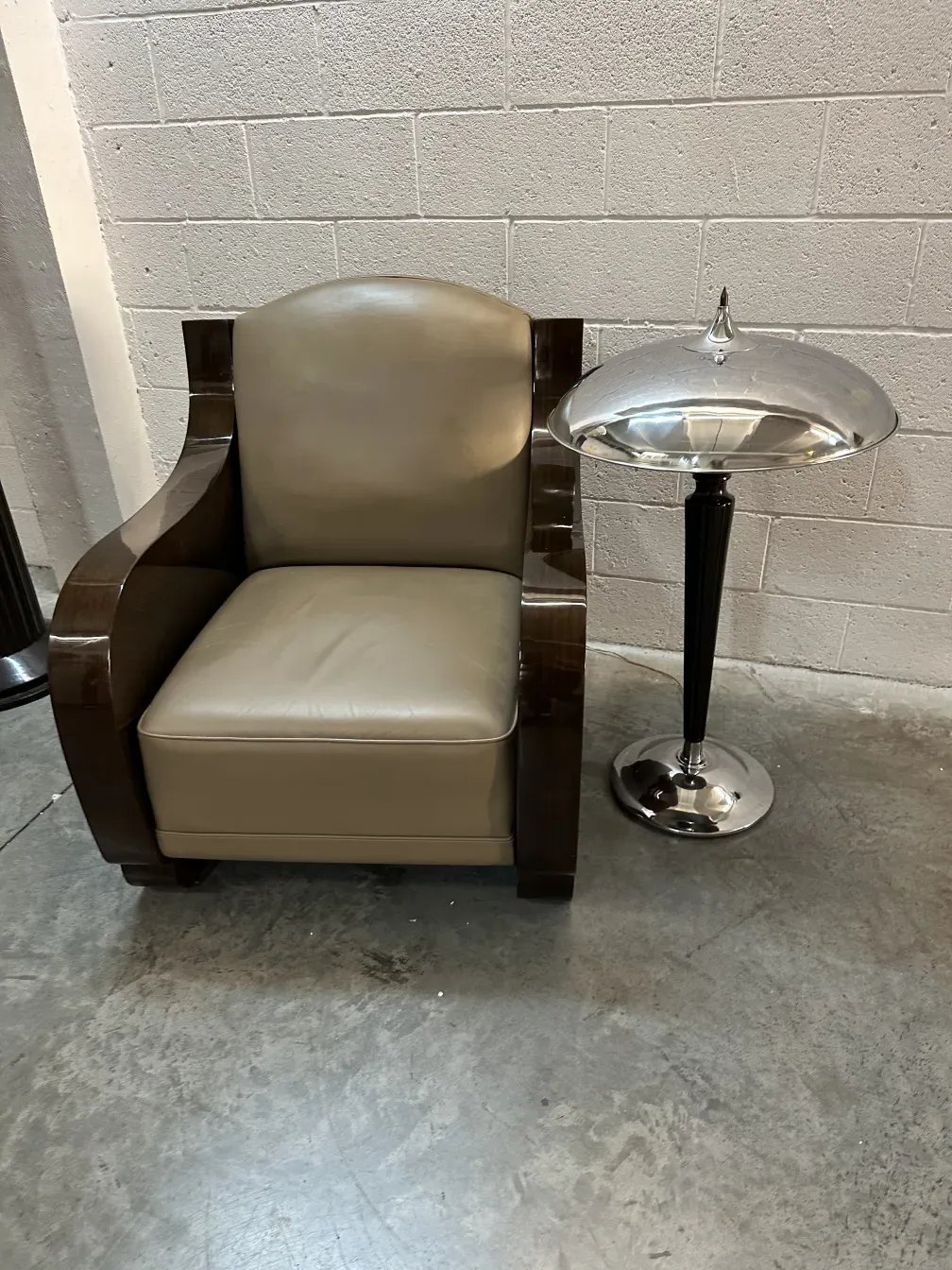 2 lampade da tavolo antiche con base elegante in ambiente moderno