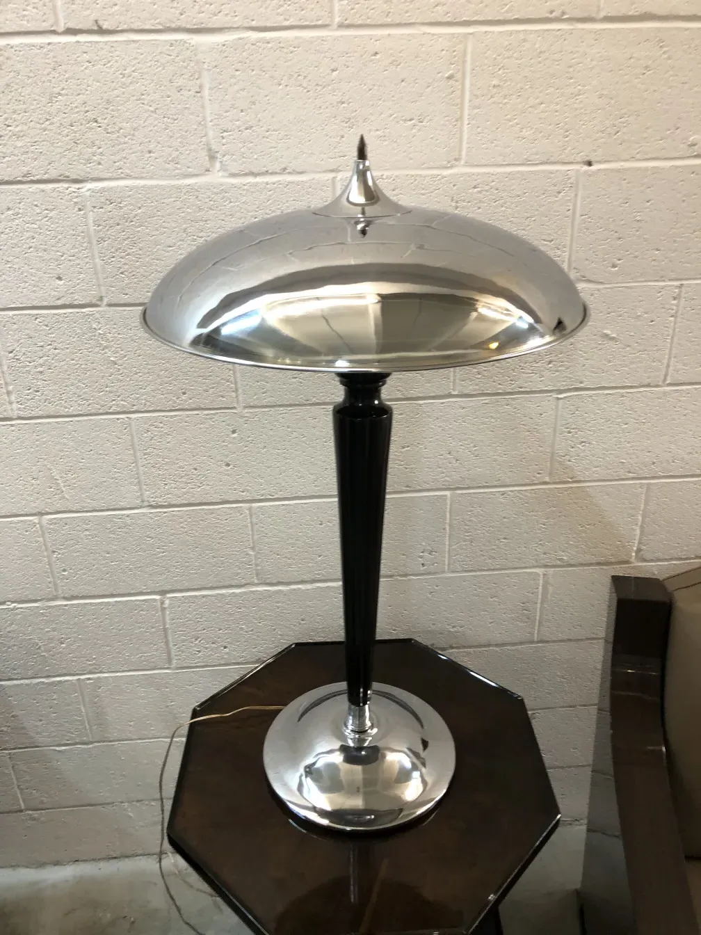 duas lampadas de mesa antigas com base octogonal e reflexo