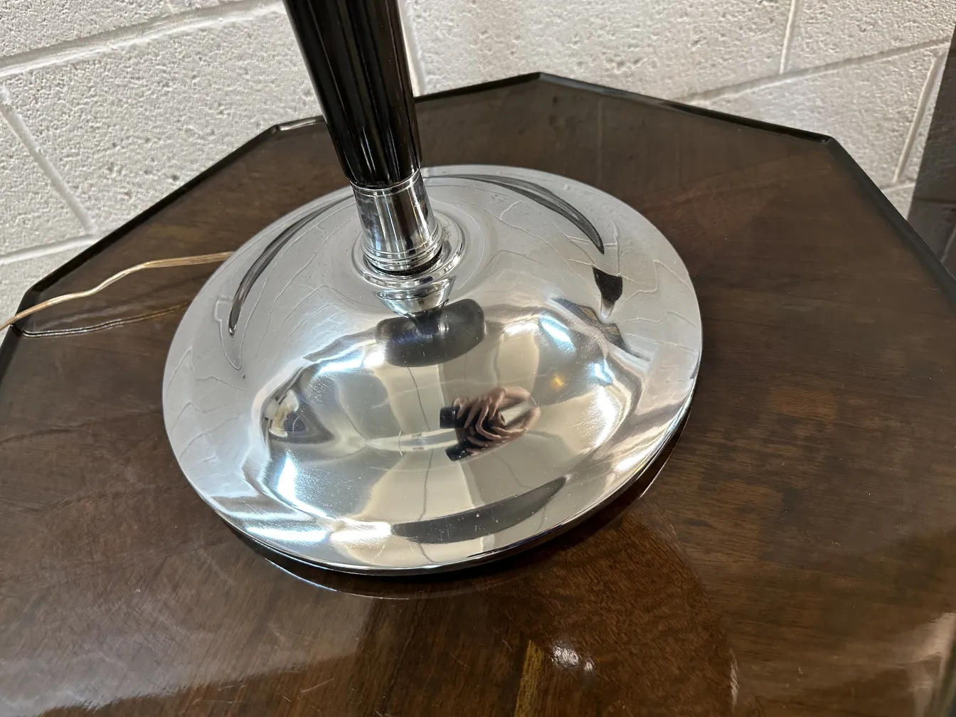 dos lamparas de mesa antiguas en una mesa