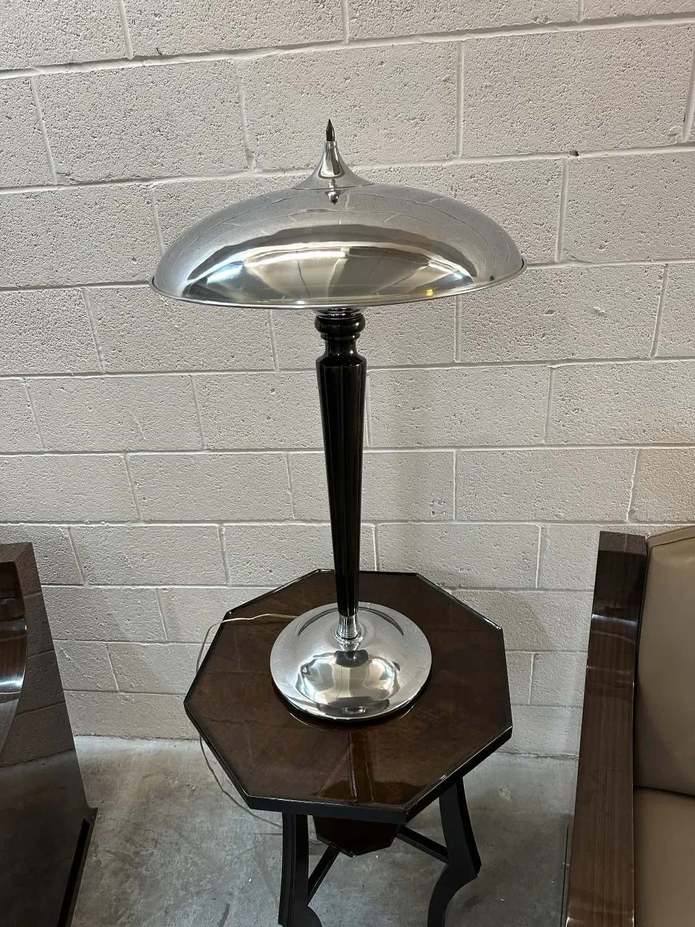 Due lampade da tavolo antiche con design elegante.