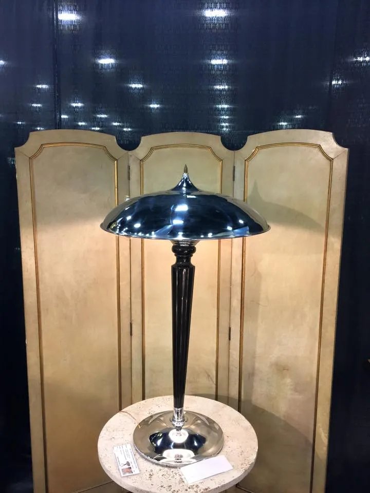 deux lampes de table anciennes avec un design unique et une base brillante dans un cadre élégant