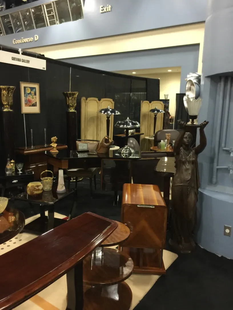 2 lámparas de mesa antiguas exhibidas con otros muebles