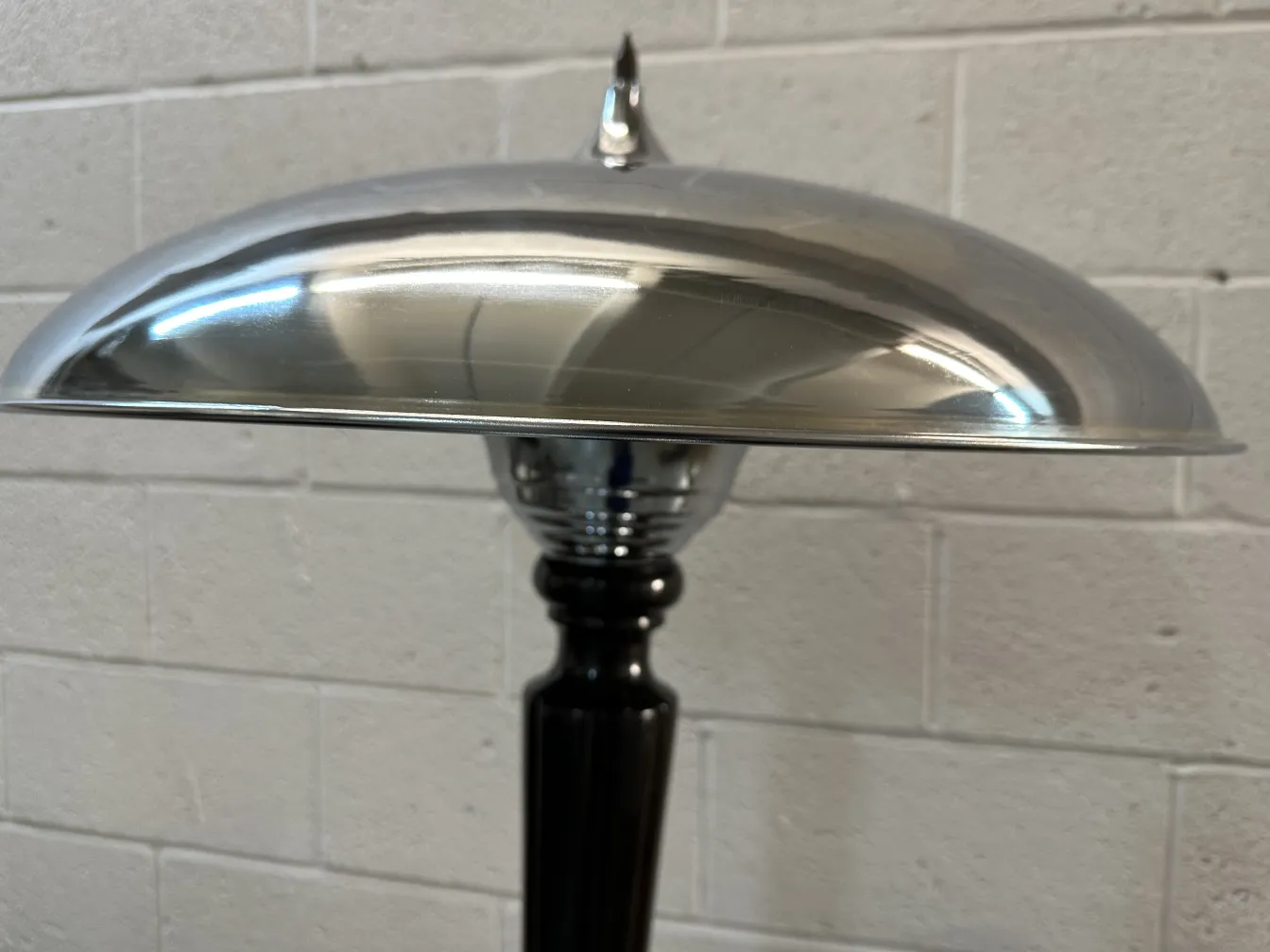 Близкий план 2 старинных настольных ламп с элегантным дизайном.