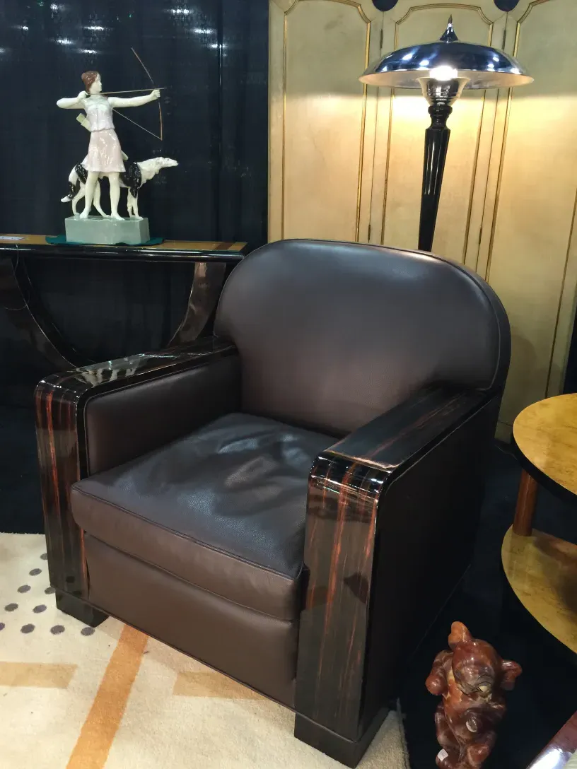 dos lámparas de mesa antiguas, con detalles elegantes, en ambiente acogedor, decoración clásica.