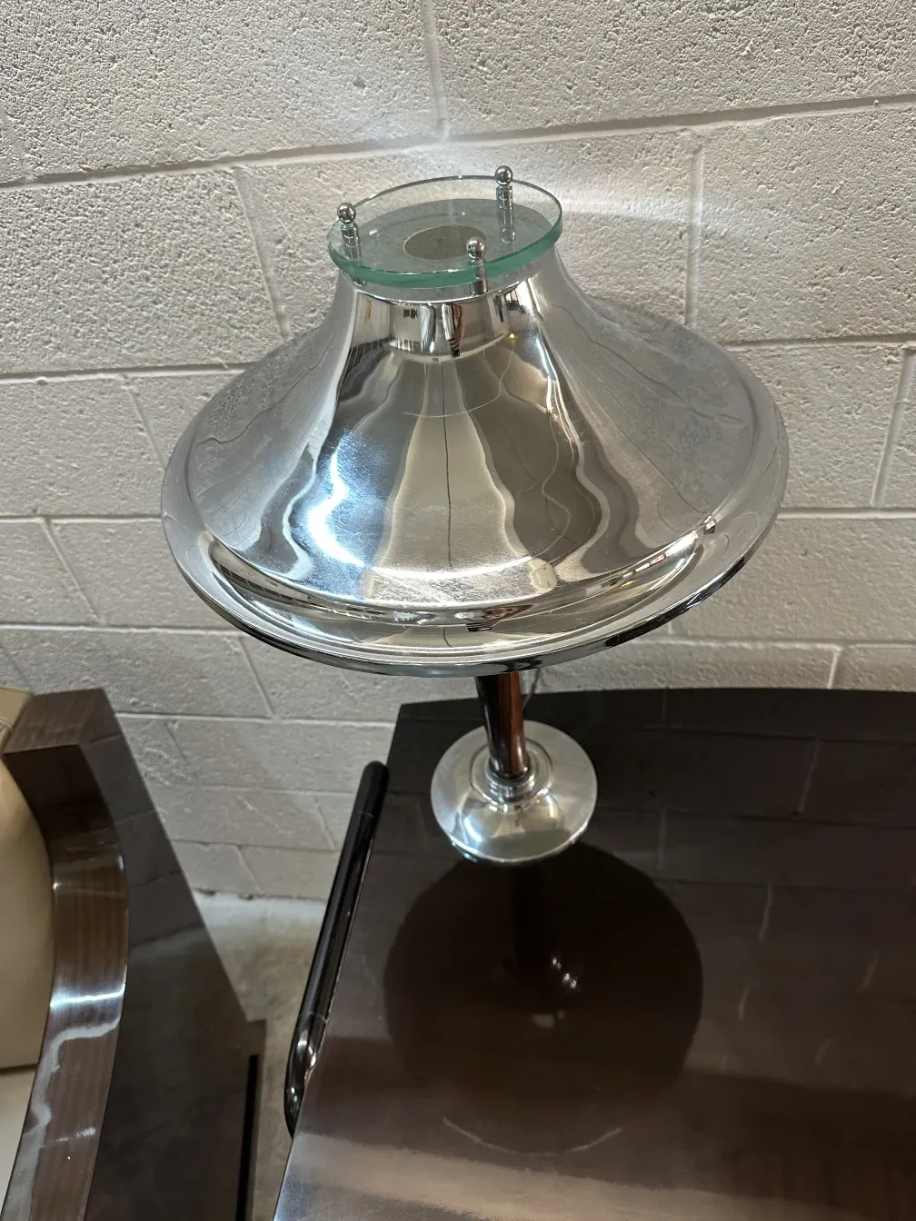 Lampada da tavolo antica lucida con dettagli eleganti.