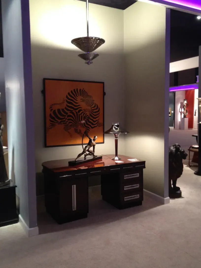 lampe de bureau ancienne avec base moderne dans un cadre élégant