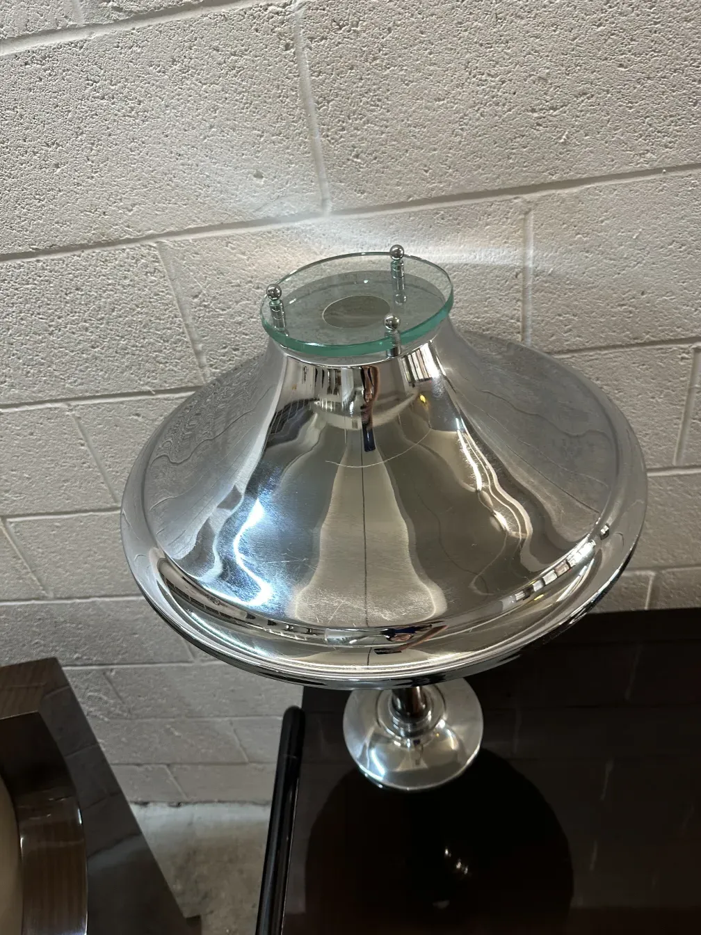 Lámpara de mesa antigua con acabado brillante, ideal para decorar.