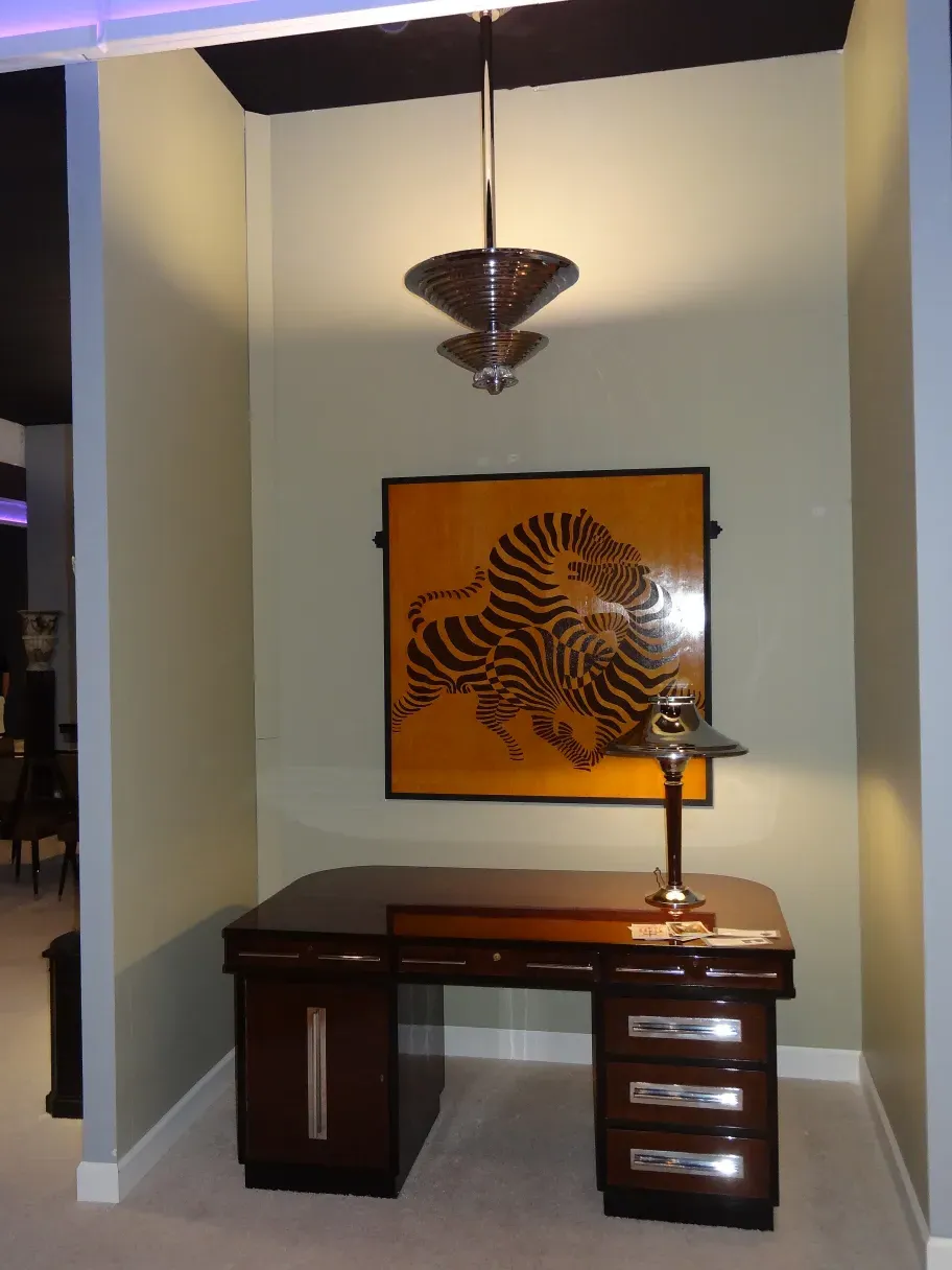 Antike Tischlampe mit elegantem Design, dekorative Umgebungen.