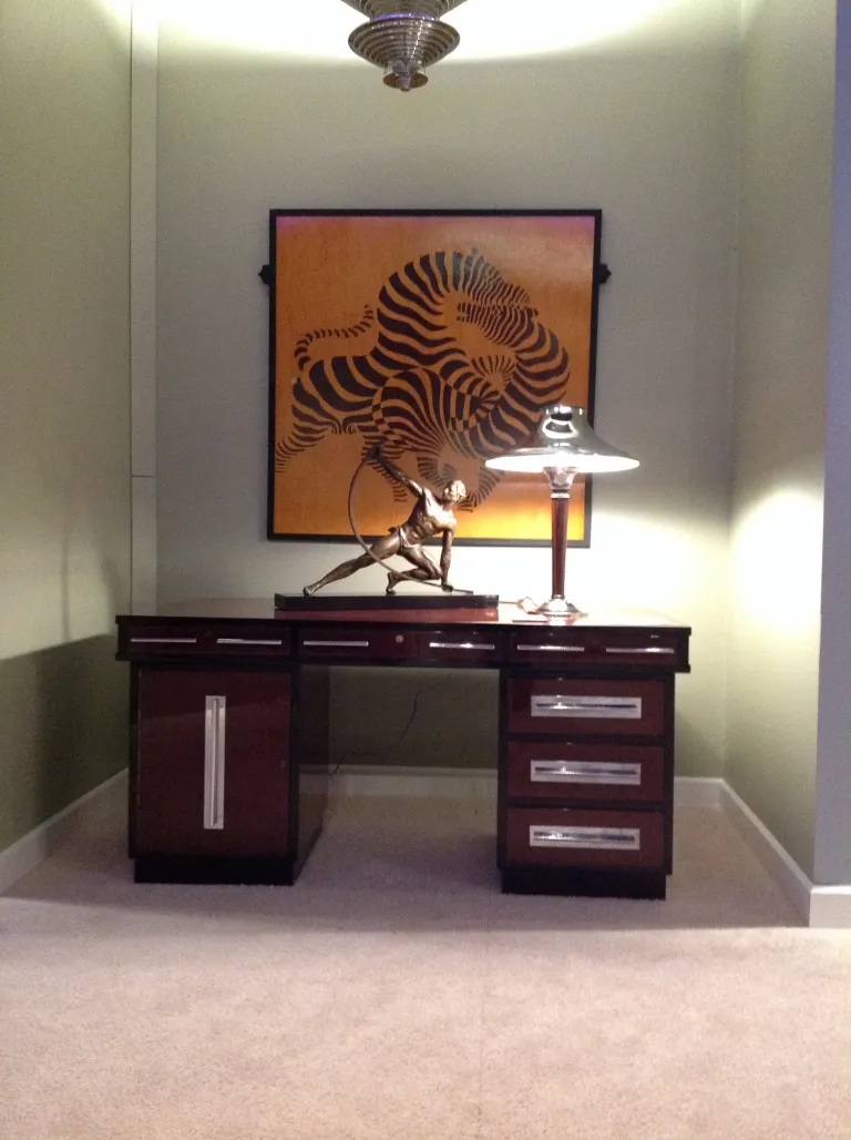 Lampe de bureau ancienne avec design unique dans un cadre élégant.